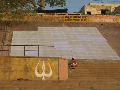 Drying sheets by the ganges