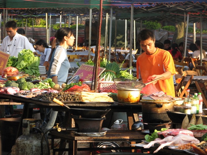 Food market in yangshuo