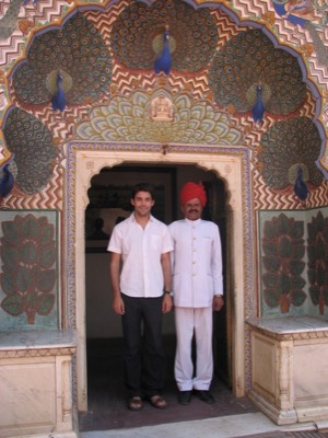 Joe and guard at the jaipur palace