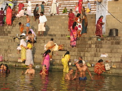 Morning bathing in the ganges