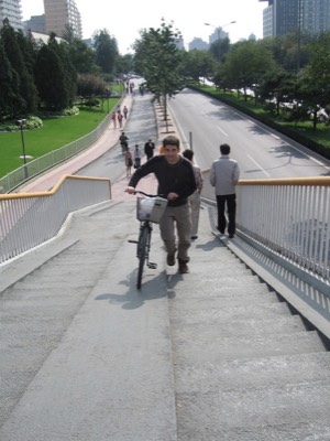 Pedestrian walkway with bike path
