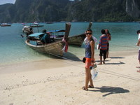 Longtail_boat_out_to_beach_2