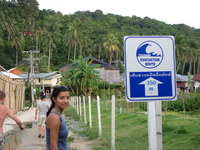Tsunami_evacuation_signs_on_phi_phi